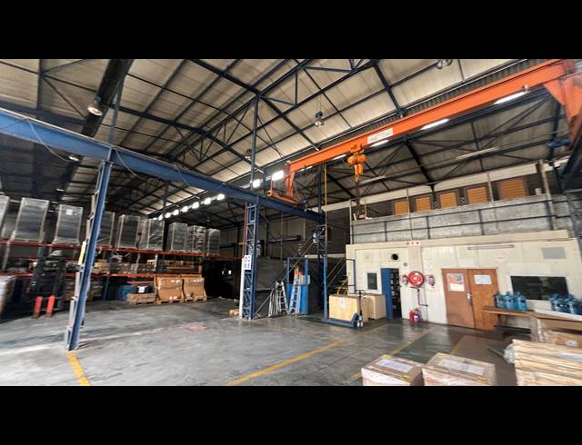 1,700M² WAREHOUSE TO LET IN SPARTAN